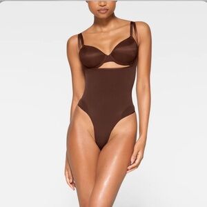 NTW Skims Seamless sculpt, OPEN BUST THONG BODYSUIT - Espresso brown